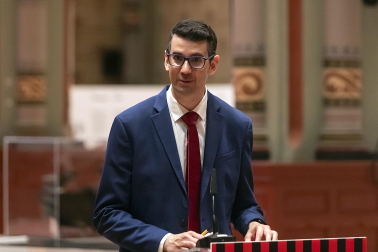Asistentes a la inauguración de la exposición en las Salesas de objetos e historia de la Asociación de la Industria Navarra con motivo de la sexta década de la organización