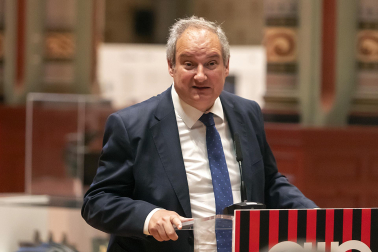 Asistentes a la inauguración de la exposición en las Salesas de objetos e historia de la Asociación de la Industria Navarra con motivo de la sexta década de la organización