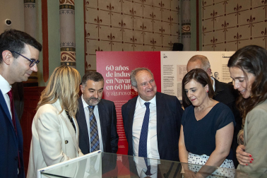 Asistentes a la inauguración de la exposición en las Salesas de objetos e historia de la Asociación de la Industria Navarra con motivo de la sexta década de la organización
