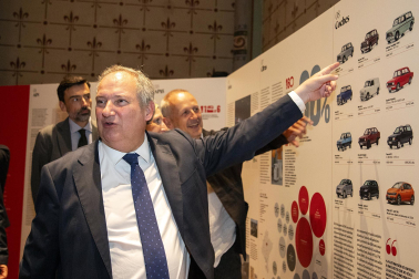 Asistentes a la inauguración de la exposición en las Salesas de objetos e historia de la Asociación de la Industria Navarra con motivo de la sexta década de la organización
