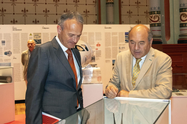 Asistentes a la inauguración de la exposición en las Salesas de objetos e historia de la Asociación de la Industria Navarra con motivo de la sexta década de la organización