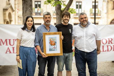 Representantes de la peña con el galardonado.