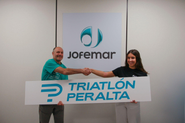 José Luis Pascual (Club Triatlón Atalaya) acon Sara Guindulain (Jofemar).