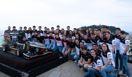 El equipo de estudiantes de Ingeniería que ha participado en el diseño del monoplaza
