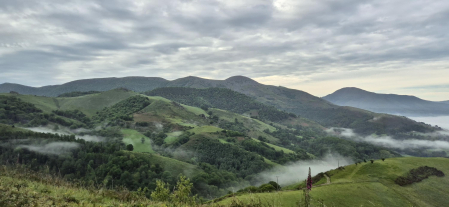 Montes y nieblas primaverales en Baztan.