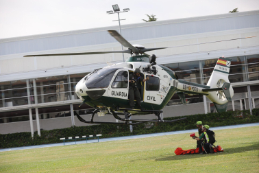 Un momento de la exhibición realizada por efectivos del GREIM de la Guardia Civil simulando un rescate con helicóptero en el estadio Larrabide