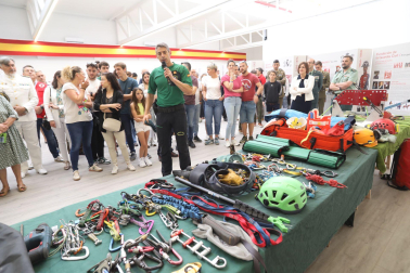 Fotos de la I Jornada de Seguridad en la Montaña del GREIM en Pamplona y de la exhibición de rescate con helicóptero. /