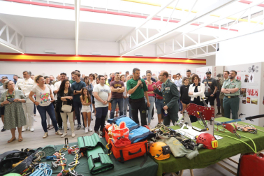 Fotos de la I Jornada de Seguridad en la Montaña del GREIM en Pamplona y de la exhibición de rescate con helicóptero. /