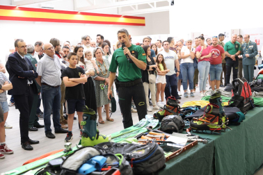 Fotos de la I Jornada de Seguridad en la Montaña del GREIM en Pamplona y de la exhibición de rescate con helicóptero. /