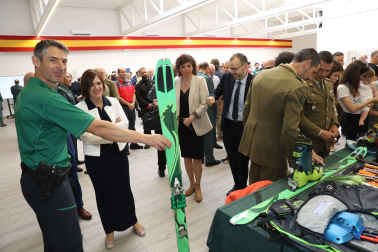 Fotos de la I Jornada de Seguridad en la Montaña del GREIM en Pamplona y de la exhibición de rescate con helicóptero. /