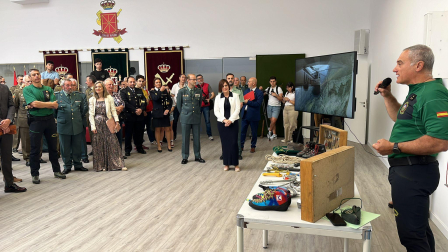 Fotos de la I Jornada de Seguridad en la Montaña del GREIM en Pamplona y de la exhibición de rescate con helicóptero. /
