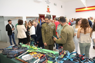 Fotos de la I Jornada de Seguridad en la Montaña del GREIM en Pamplona y de la exhibición de rescate con helicóptero. /