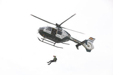 Fotos de la I Jornada de Seguridad en la Montaña del GREIM en Pamplona y de la exhibición de rescate con helicóptero. /