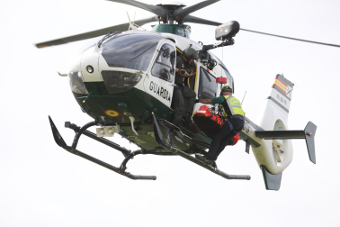 Fotos de la I Jornada de Seguridad en la Montaña del GREIM en Pamplona y de la exhibición de rescate con helicóptero. /