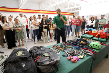 Exposición del material del GREIM en la comandancia de Guardia Civil de Navarra