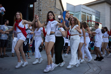 Fotos del chupinazo de las fiestas de Mutilva 2024.