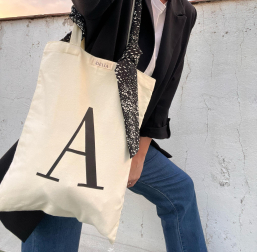 Uno de los bolsos personalizados de la colección de Delïa Clothing.