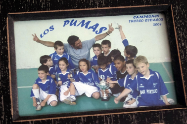 Carlos Ardanazaz celebra en 2004 el Trofeo Cidacos con el equipo que fundó