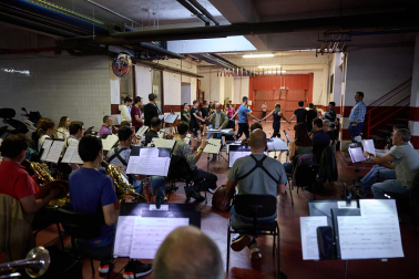 Fotos del ensayo del grupo de danzas Duguna y la Pamplonesa, previo al concierto del sábado./