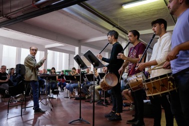 Fotos del ensayo del grupo de danzas Duguna y la Pamplonesa, previo al concierto del sábado./