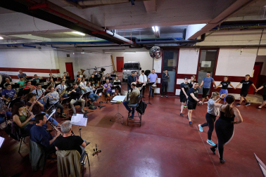 Fotos del ensayo del grupo de danzas Duguna y la Pamplonesa, previo al concierto del sábado./