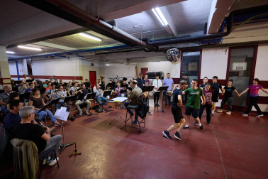 Fotos del ensayo del grupo de danzas Duguna y la Pamplonesa, previo al concierto del sábado./