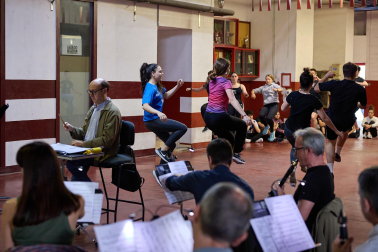 Fotos del ensayo del grupo de danzas Duguna y la Pamplonesa, previo al concierto del sábado./