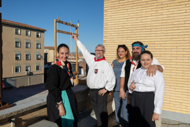 A: BLANCA ALDANONDO
F: 21/06/2024
P: DE IZDA. A DCHA.; AITANA MARIN MARTINEZ, JUAN RAMON MARIN AGUIRRE, LAURA MARTINEZ VALENZUELA, ASIER MARIN MORENO Y CARLA MARIN MARTINEZ
L: TUDELA
T: COHETE FIESTAS DE SAN JUAN. BARRIO DE LOURDES