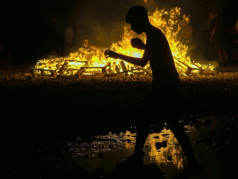 Fotos de las hogueras de San Juan en Estella.