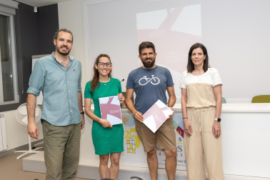 De izda. a dcha.: Txema Burgaleta Encina (Instituto Navarro de Juventud), Laura Vergara Román (La Cicleria); Abel del Rey Palacios (Recicleta), y Berta Miranda Ordovás (Gobierno de Navarra).