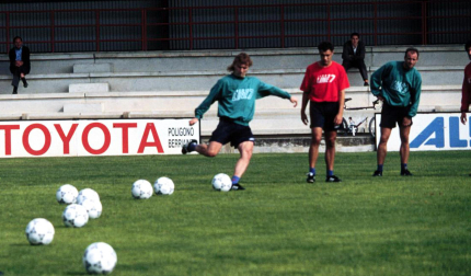 Ryszard Staniek golpea el balón con la derecha durante un entrenamiento en Tajonar