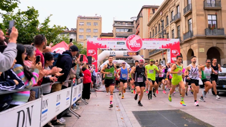 El evento deportivo reunió en Pamplona el pasado 22 de junio a 1.300 corredores sobre tres distancias: 21, 10 y 5 kilómetros. Los nervios previos, los ejercicios de calentamiento, la salida desde el corazón de la ciudad, el esfuerzo de los 1.300 corredores que afrontaron alguna de las tres distancia de La Media San Fermín, el apoyo de los cientos de aficionados que arroparon a los corredores y otorgaron de un ambiente festivo a la prueba, la alegría de completar el reto al cruzar la meta en la Plaza del Castillo... Todo ello queda patente en este vídeo resumen. Dos minutos para el recuerdo de quienes pudieron vivir en directo la carrera y una invitación para todos aquellos que quieran disputarla en el futuro.