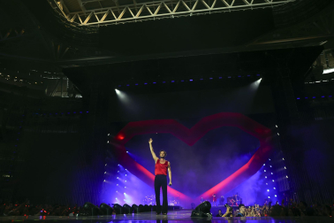 Actuación de Manu Carrasco en el estadio Santiago Bernabéu ante 65.000 personas en el cierre de su gira 'Corazón y flecha'