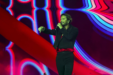 Actuación de Manu Carrasco en el estadio Santiago Bernabéu ante 65.000 personas en el cierre de su gira 'Corazón y flecha'
