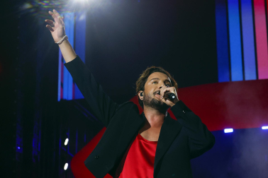 Actuación de Manu Carrasco en el estadio Santiago Bernabéu ante 65.000 personas en el cierre de su gira 'Corazón y flecha'