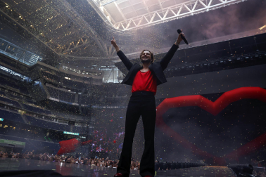 Actuación de Manu Carrasco en el estadio Santiago Bernabéu ante 65.000 personas en el cierre de su gira 'Corazón y flecha'