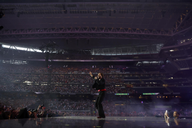 Actuación de Manu Carrasco en el estadio Santiago Bernabéu ante 65.000 personas en el cierre de su gira 'Corazón y flecha'