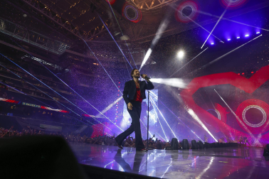 Actuación de Manu Carrasco en el estadio Santiago Bernabéu ante 65.000 personas en el cierre de su gira 'Corazón y flecha'