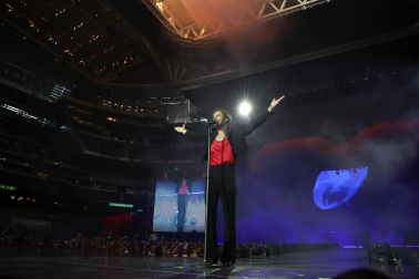 Actuación de Manu Carrasco en el estadio Santiago Bernabéu ante 65.000 personas en el cierre de su gira 'Corazón y flecha'