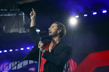 Actuación de Manu Carrasco en el estadio Santiago Bernabéu ante 65.000 personas en el cierre de su gira 'Corazón y flecha'