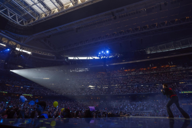 Actuación de Manu Carrasco en el estadio Santiago Bernabéu ante 65.000 personas en el cierre de su gira 'Corazón y flecha'