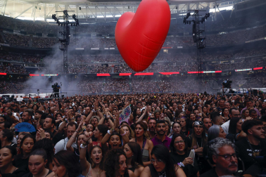 Actuación de Manu Carrasco en el estadio Santiago Bernabéu ante 65.000 personas en el cierre de su gira 'Corazón y flecha'