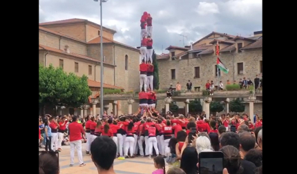 Exhibición de castellers de La Colla Joves Xiquets de Valls en Huarte