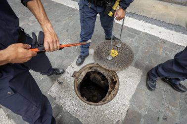 Fotos de los trabajos de Policía Nacional en el subsuelo de Pamplona