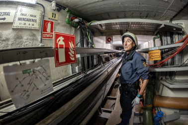 Fotos de los trabajos de Policía Nacional en el subsuelo de Pamplona