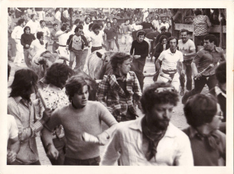 Joe Distler, con chaqueta de cuadros, enfila el callejón de Pamplona en una imagen de los años 70 del pasado siglo