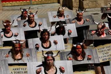 Fotos de la protesta de las organizaciones animalistas PETA y AnimaNaturalis en contra de la tauromaquia. /