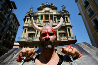 Fotos de la protesta de las organizaciones animalistas PETA y AnimaNaturalis en contra de la tauromaquia. /