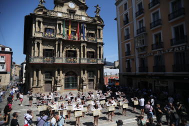 Fotos de la protesta de las organizaciones animalistas PETA y AnimaNaturalis en contra de la tauromaquia. /