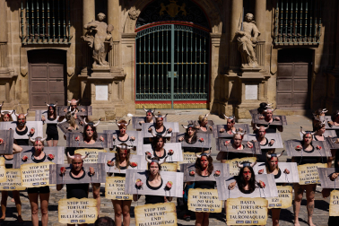 Fotos de la protesta de las organizaciones animalistas PETA y AnimaNaturalis en contra de la tauromaquia.